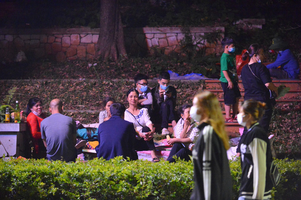 Du khách trải bạt nằm vạ vật, chấp nhận cảnh màn trời, chiếu đất bám trụ xuyên đêm chờ dâng hương Vua Hùng-14