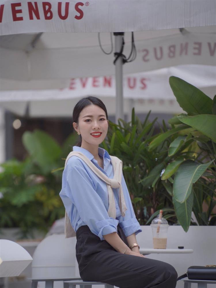 6 chiêu mix sơ mi sang chảnh, hack tuổi đỉnh cao mà nàng ngoài 30 có thể diện đến công sở-11