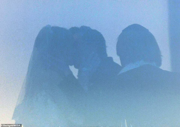 Siêu đám cưới 91 tỷ Brooklyn Beckham và ái nữ tài phiệt: Cô dâu chú rể hôn hẹn ước, vợ chồng Beckham lên đồ đỉnh cao, nhẫn cưới khủng gây sốc-2