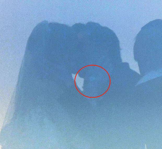 Siêu đám cưới 91 tỷ Brooklyn Beckham và ái nữ tài phiệt: Cô dâu chú rể hôn hẹn ước, vợ chồng Beckham lên đồ đỉnh cao, nhẫn cưới khủng gây sốc-3