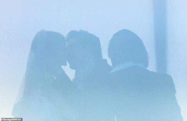 Siêu đám cưới 91 tỷ Brooklyn Beckham và ái nữ tài phiệt: Cô dâu chú rể hôn hẹn ước, vợ chồng Beckham lên đồ đỉnh cao, nhẫn cưới khủng gây sốc-4