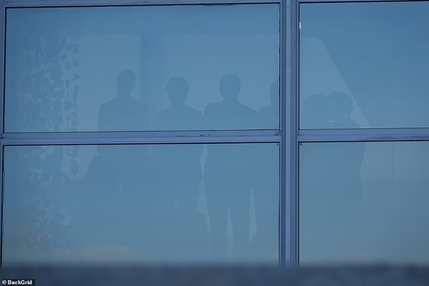 Siêu đám cưới 91 tỷ Brooklyn Beckham và ái nữ tài phiệt: Cô dâu chú rể hôn hẹn ước, vợ chồng Beckham lên đồ đỉnh cao, nhẫn cưới khủng gây sốc-5