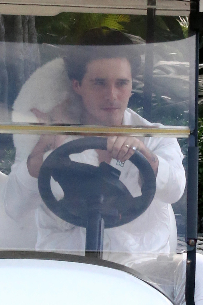 Siêu đám cưới 91 tỷ Brooklyn Beckham và ái nữ tài phiệt: Cô dâu chú rể hôn hẹn ước, vợ chồng Beckham lên đồ đỉnh cao, nhẫn cưới khủng gây sốc-6