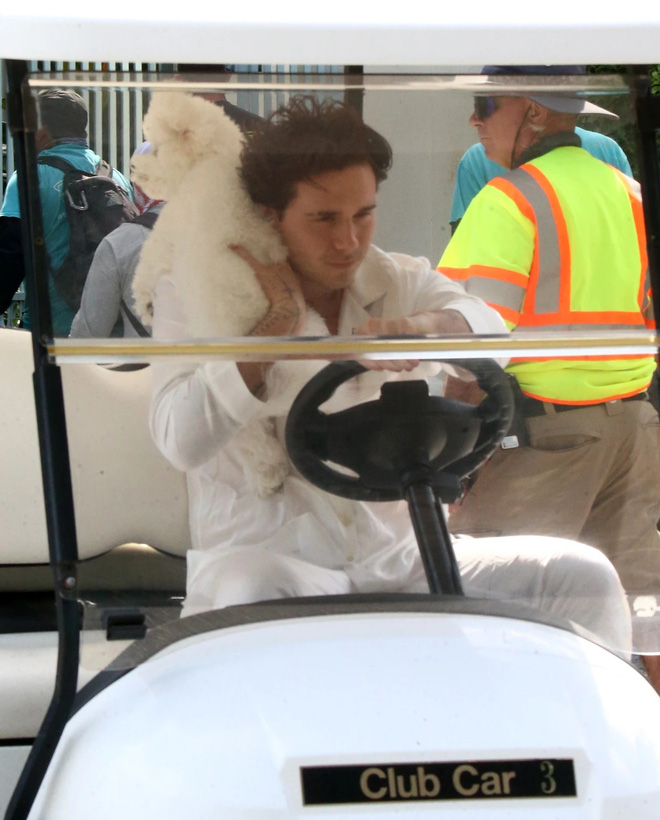 Siêu đám cưới 91 tỷ Brooklyn Beckham và ái nữ tài phiệt: Cô dâu chú rể hôn hẹn ước, vợ chồng Beckham lên đồ đỉnh cao, nhẫn cưới khủng gây sốc-7