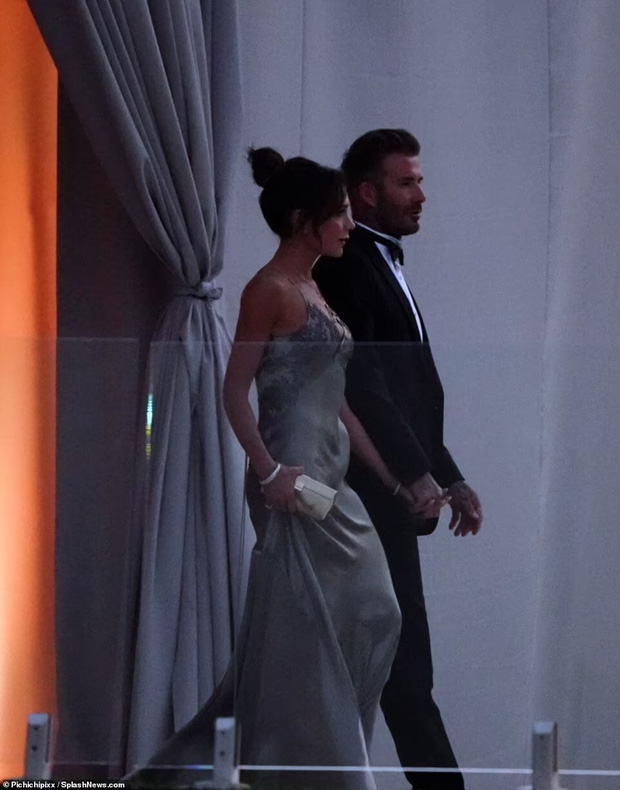 Siêu đám cưới 91 tỷ Brooklyn Beckham và ái nữ tài phiệt: Cô dâu chú rể hôn hẹn ước, vợ chồng Beckham lên đồ đỉnh cao, nhẫn cưới khủng gây sốc-13