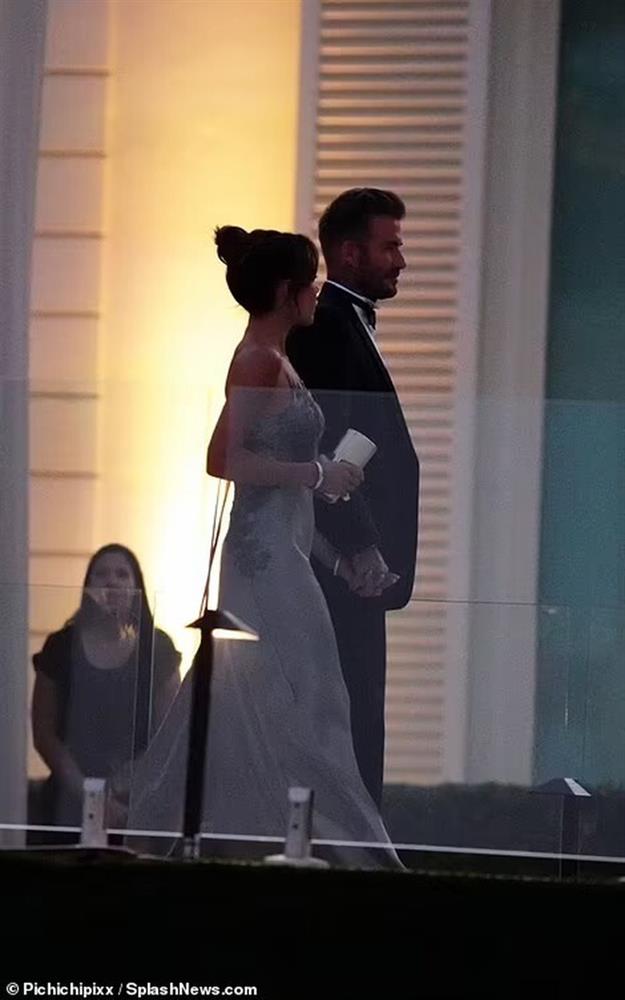 Siêu đám cưới 91 tỷ Brooklyn Beckham và ái nữ tài phiệt: Cô dâu chú rể hôn hẹn ước, vợ chồng Beckham lên đồ đỉnh cao, nhẫn cưới khủng gây sốc-14