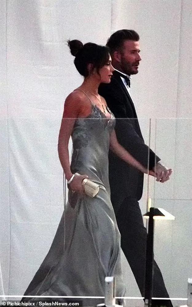 Siêu đám cưới 91 tỷ Brooklyn Beckham và ái nữ tài phiệt: Cô dâu chú rể hôn hẹn ước, vợ chồng Beckham lên đồ đỉnh cao, nhẫn cưới khủng gây sốc-15