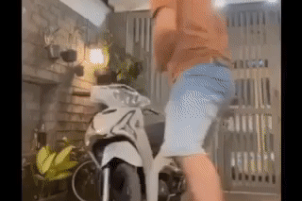 Chồng nổi cơn thịnh nộ dùng búa đập tan tành chiếc xe máy vợ mới mua khiến dân tình bàn tán xôn xao: 