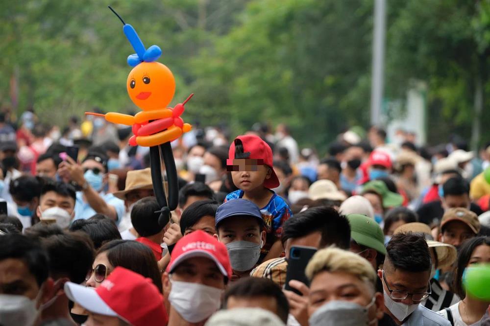 Trẻ con mướt mồ hôi trên lưng cha mẹ vượt biển người dâng lễ Giỗ Tổ Hùng Vương-2