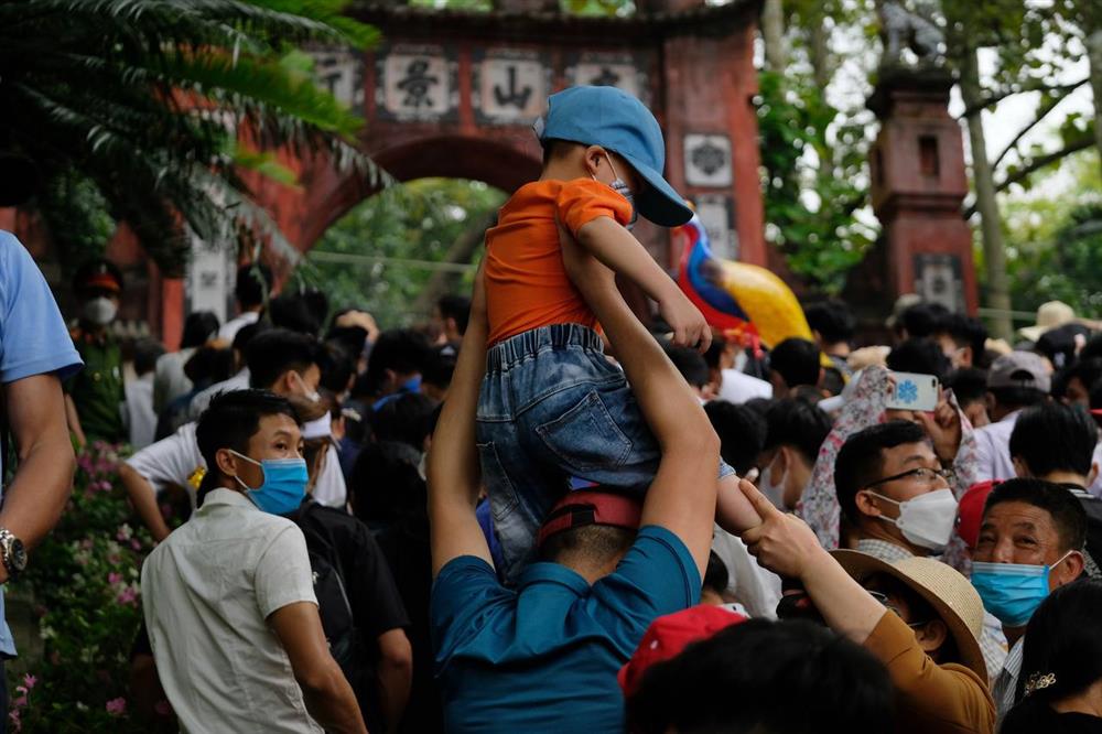 Trẻ con mướt mồ hôi trên lưng cha mẹ vượt biển người dâng lễ Giỗ Tổ Hùng Vương-4