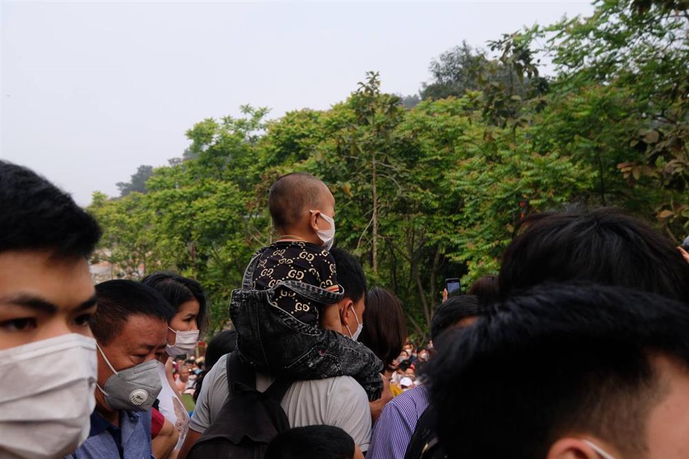 Trẻ con mướt mồ hôi trên lưng cha mẹ vượt biển người dâng lễ Giỗ Tổ Hùng Vương-6