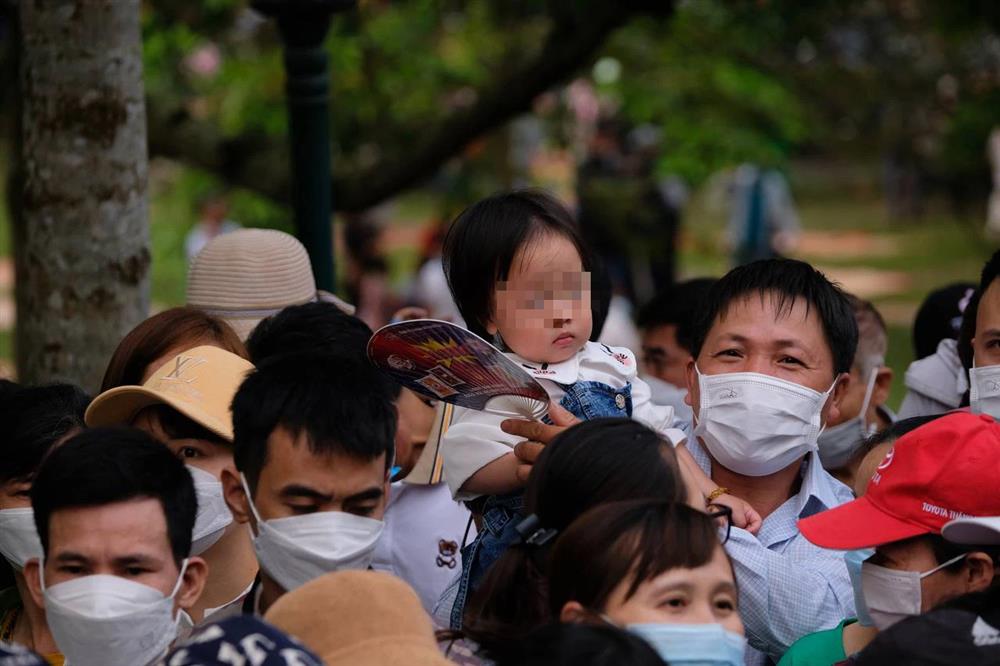 Trẻ con mướt mồ hôi trên lưng cha mẹ vượt biển người dâng lễ Giỗ Tổ Hùng Vương-7