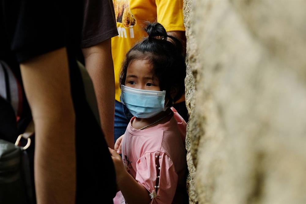 Trẻ con mướt mồ hôi trên lưng cha mẹ vượt biển người dâng lễ Giỗ Tổ Hùng Vương-8