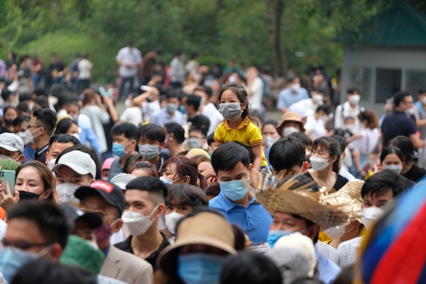 Thảo Cầm Viên vỡ trận, phụ huynh, trẻ nhỏ chen chúc nhau vượt qua biển người để vào tham quan trong ngày lễ Giỗ tổ Hùng Vương-7