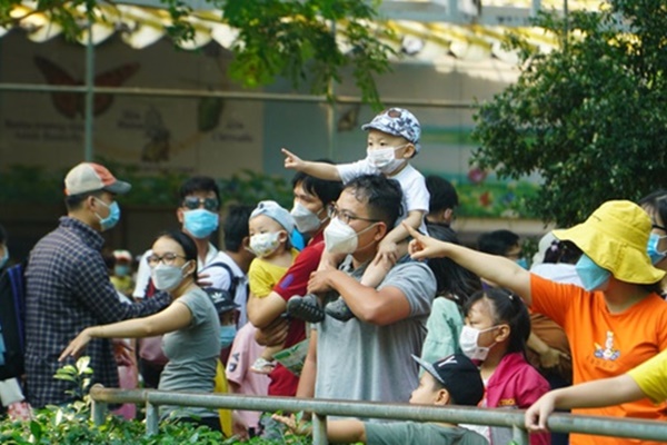 ẢNH: Hàng ngàn người dân nằm vạ vật ở bãi cỏ để chờ tắm biển Vũng Tàu chiều Chủ nhật, trẻ nhỏ mệt mỏi giữa trời nắng gắt-21