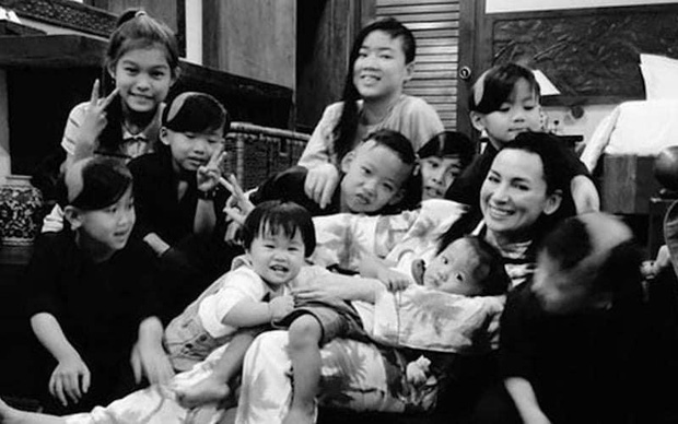 Sinh nhật đặc biệt của cố ca sĩ Phi Nhung: Các con nuôi thắp nến tưởng niệm, khung cảnh gây xót xa!-10