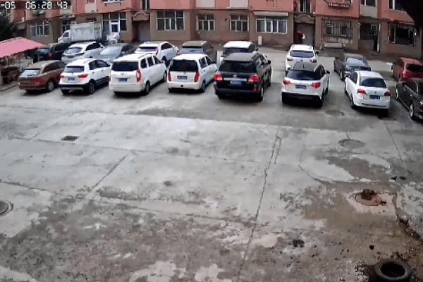 Video: Mái nhà từ trên rơi xuống, 3 người đi đường chạy thoát thân-1