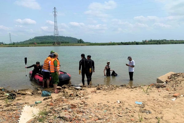 Bỏ lại xe máy, cô gái 25 tuổi nhảy cầu Trà Khúc 2 tự tử-2