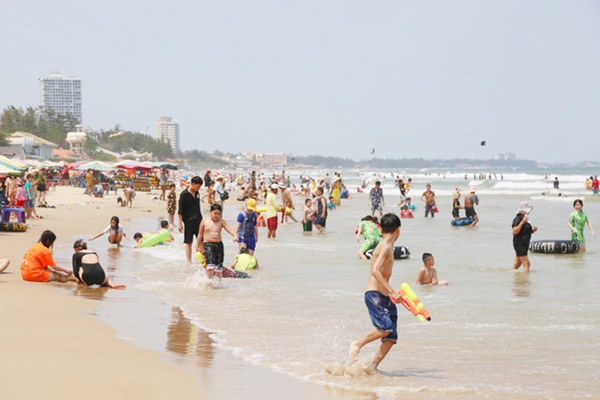 ẢNH: Hàng ngàn người dân nằm vạ vật ở bãi cỏ để chờ tắm biển Vũng Tàu chiều Chủ nhật, trẻ nhỏ mệt mỏi giữa trời nắng gắt-1