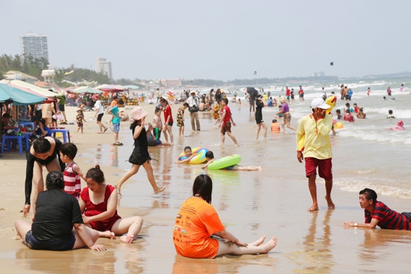 ẢNH: Hàng ngàn người dân nằm vạ vật ở bãi cỏ để chờ tắm biển Vũng Tàu chiều Chủ nhật, trẻ nhỏ mệt mỏi giữa trời nắng gắt-2