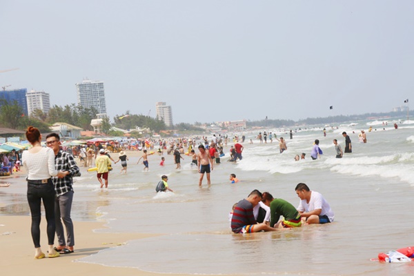 ẢNH: Hàng ngàn người dân nằm vạ vật ở bãi cỏ để chờ tắm biển Vũng Tàu chiều Chủ nhật, trẻ nhỏ mệt mỏi giữa trời nắng gắt-4