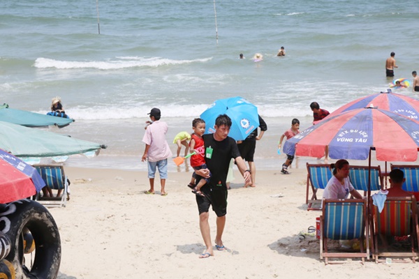 ẢNH: Hàng ngàn người dân nằm vạ vật ở bãi cỏ để chờ tắm biển Vũng Tàu chiều Chủ nhật, trẻ nhỏ mệt mỏi giữa trời nắng gắt-5