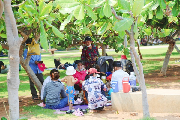 ẢNH: Hàng ngàn người dân nằm vạ vật ở bãi cỏ để chờ tắm biển Vũng Tàu chiều Chủ nhật, trẻ nhỏ mệt mỏi giữa trời nắng gắt-7