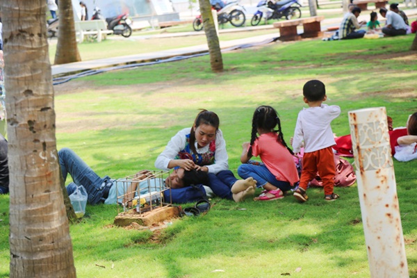 ẢNH: Hàng ngàn người dân nằm vạ vật ở bãi cỏ để chờ tắm biển Vũng Tàu chiều Chủ nhật, trẻ nhỏ mệt mỏi giữa trời nắng gắt-8