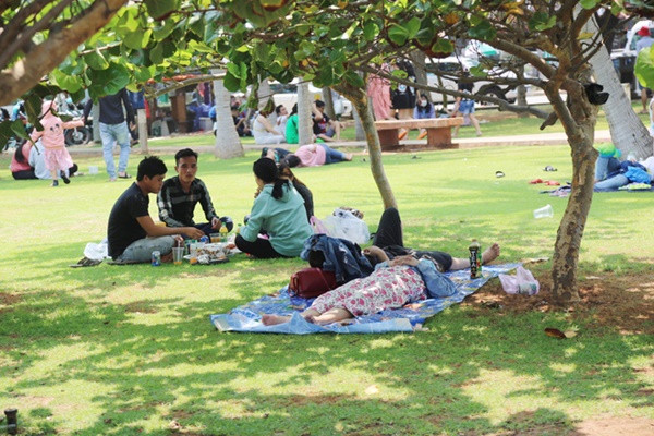 ẢNH: Hàng ngàn người dân nằm vạ vật ở bãi cỏ để chờ tắm biển Vũng Tàu chiều Chủ nhật, trẻ nhỏ mệt mỏi giữa trời nắng gắt-12