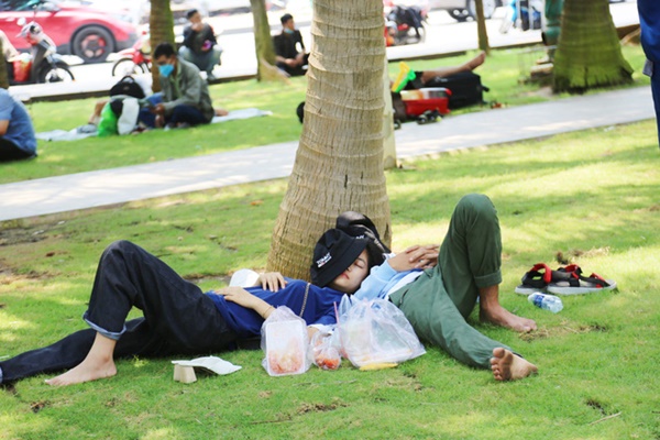 ẢNH: Hàng ngàn người dân nằm vạ vật ở bãi cỏ để chờ tắm biển Vũng Tàu chiều Chủ nhật, trẻ nhỏ mệt mỏi giữa trời nắng gắt-13