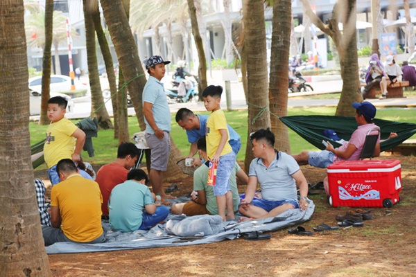 ẢNH: Hàng ngàn người dân nằm vạ vật ở bãi cỏ để chờ tắm biển Vũng Tàu chiều Chủ nhật, trẻ nhỏ mệt mỏi giữa trời nắng gắt-15