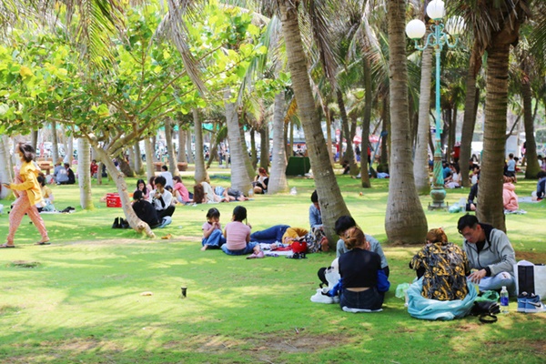 ẢNH: Hàng ngàn người dân nằm vạ vật ở bãi cỏ để chờ tắm biển Vũng Tàu chiều Chủ nhật, trẻ nhỏ mệt mỏi giữa trời nắng gắt-16