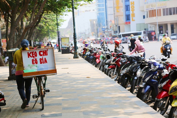 ẢNH: Hàng ngàn người dân nằm vạ vật ở bãi cỏ để chờ tắm biển Vũng Tàu chiều Chủ nhật, trẻ nhỏ mệt mỏi giữa trời nắng gắt-18