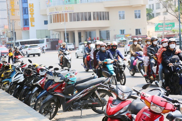 ẢNH: Hàng ngàn người dân nằm vạ vật ở bãi cỏ để chờ tắm biển Vũng Tàu chiều Chủ nhật, trẻ nhỏ mệt mỏi giữa trời nắng gắt-19