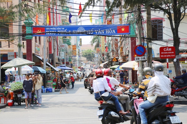 ẢNH: Hàng ngàn người dân nằm vạ vật ở bãi cỏ để chờ tắm biển Vũng Tàu chiều Chủ nhật, trẻ nhỏ mệt mỏi giữa trời nắng gắt-20