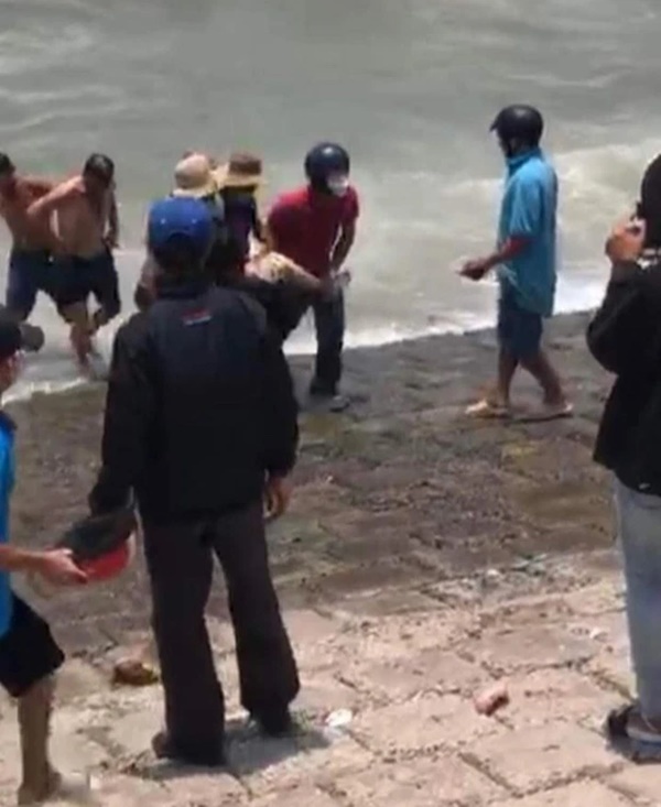 4 nữ công nhân bị sóng dìm xuống biển-1