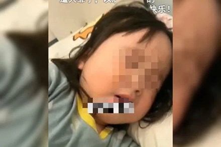 Bé gái 2 tuổi về nhà sau khi cách ly không có bố mẹ bên cạnh, đêm ngủ nói mớ một câu khiến mẹ bật khóc nức nở