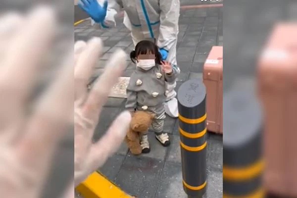 Bé gái 2 tuổi về nhà sau khi cách ly không có bố mẹ bên cạnh, đêm ngủ nói mớ một câu khiến mẹ bật khóc nức nở-1