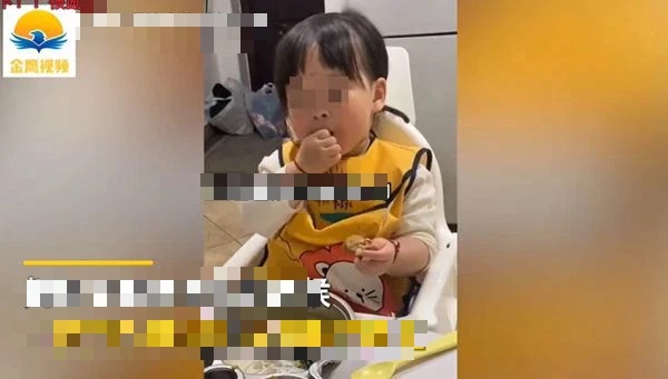 Bé gái 2 tuổi về nhà sau khi cách ly không có bố mẹ bên cạnh, đêm ngủ nói mớ một câu khiến mẹ bật khóc nức nở-2