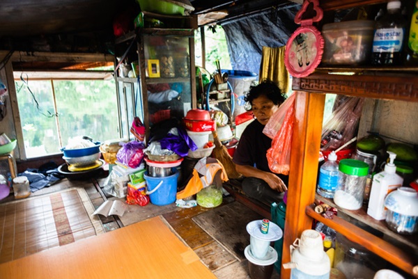 Đôi vợ chồng già sống giữa khúc sông chết, rác bao quanh, 4 con trai lần lượt rời xa-8