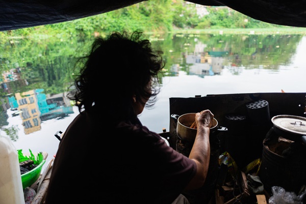 Đôi vợ chồng già sống giữa khúc sông chết, rác bao quanh, 4 con trai lần lượt rời xa-9