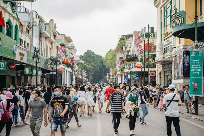 Người dân Hà Nội chen chân tại phố đi bộ hồ Gươm ngày nghỉ lễ Giỗ Tổ Hùng Vương-3