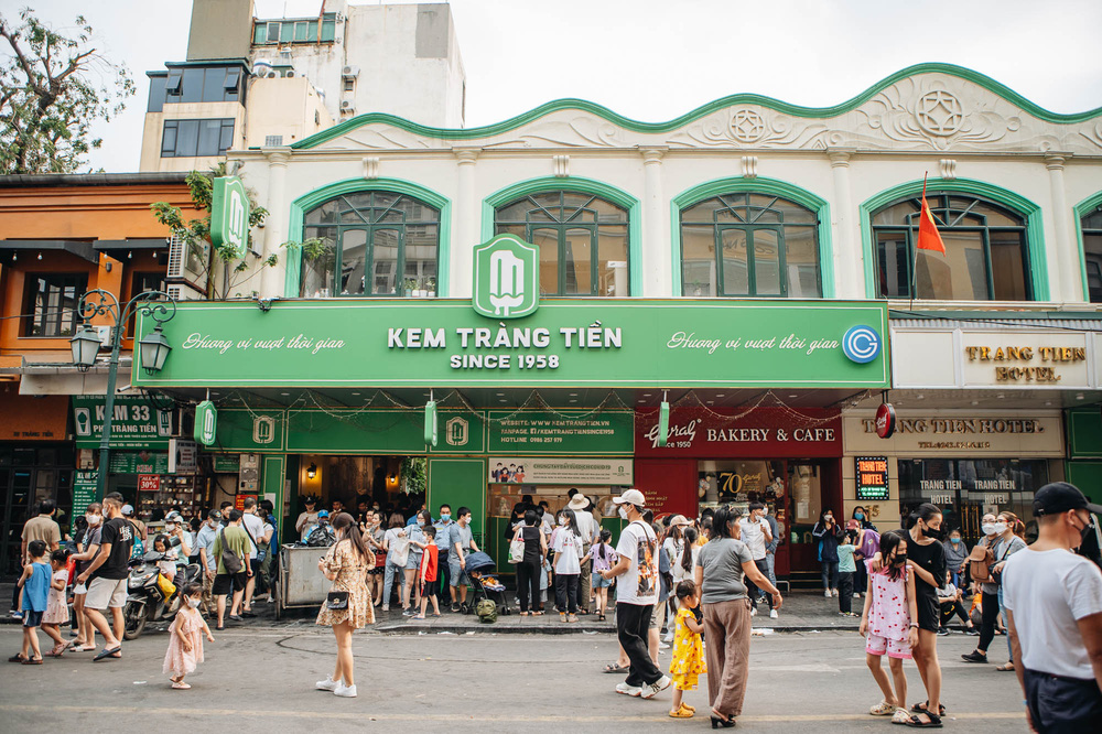 Người dân Hà Nội chen chân tại phố đi bộ hồ Gươm ngày nghỉ lễ Giỗ Tổ Hùng Vương-10