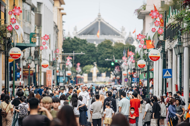Người dân Hà Nội chen chân tại phố đi bộ hồ Gươm ngày nghỉ lễ Giỗ Tổ Hùng Vương-6