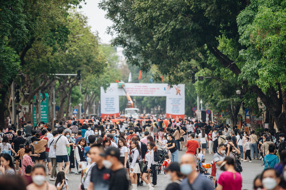 Người dân Hà Nội chen chân tại phố đi bộ hồ Gươm ngày nghỉ lễ Giỗ Tổ Hùng Vương-8