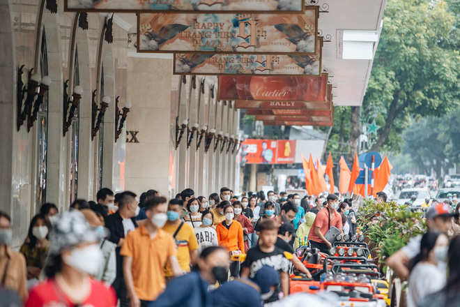 Người dân Hà Nội chen chân tại phố đi bộ hồ Gươm ngày nghỉ lễ Giỗ Tổ Hùng Vương-5