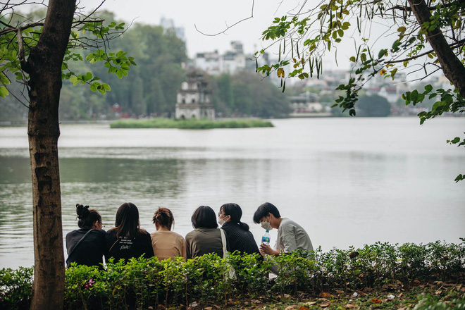 Người dân Hà Nội chen chân tại phố đi bộ hồ Gươm ngày nghỉ lễ Giỗ Tổ Hùng Vương-25