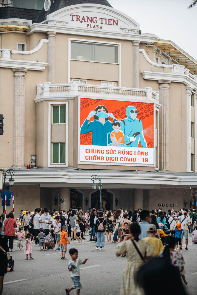 Người dân Hà Nội chen chân tại phố đi bộ hồ Gươm ngày nghỉ lễ Giỗ Tổ Hùng Vương-4