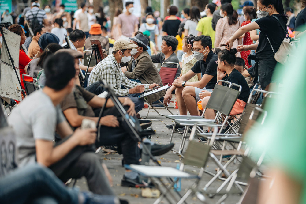 Người dân Hà Nội chen chân tại phố đi bộ hồ Gươm ngày nghỉ lễ Giỗ Tổ Hùng Vương-18