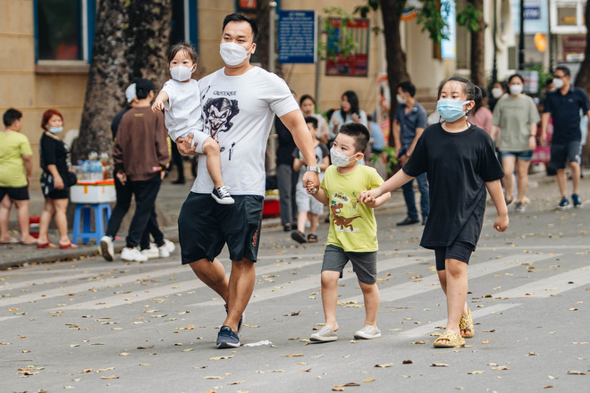 Người dân Hà Nội chen chân tại phố đi bộ hồ Gươm ngày nghỉ lễ Giỗ Tổ Hùng Vương-16